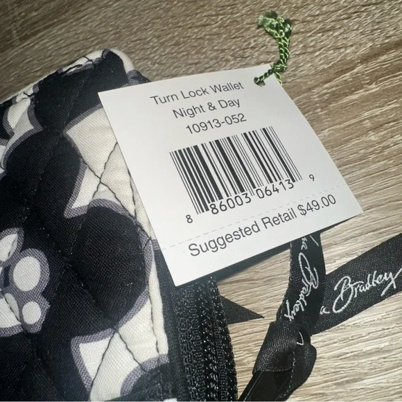 NWT Vera Bradley, Turn Lock  Wallet In The Print, Night And Day ￼ - Picture 4 of 8